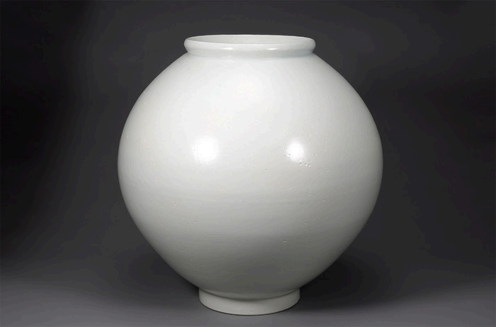 달항아리의 선과 여백을 보여주는 이미지